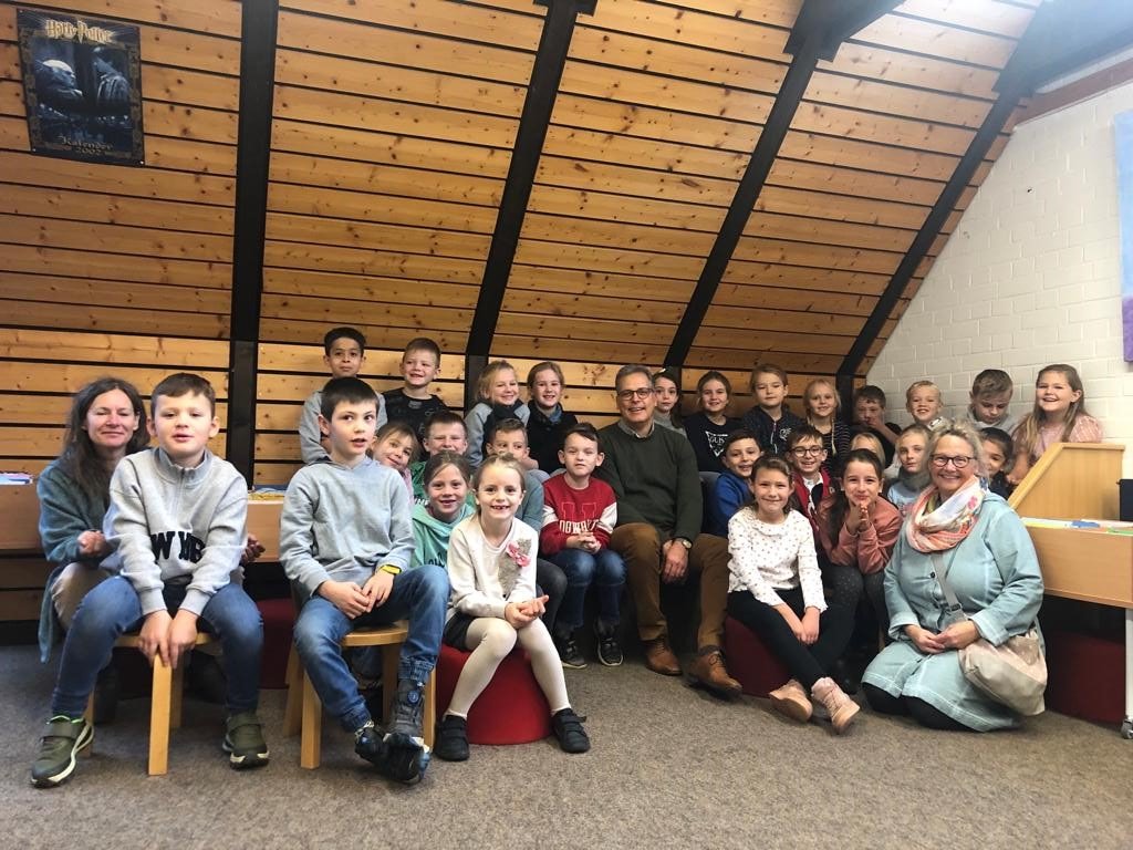 Sinzenicher Zweitklässler erobern Stadtbücherei Katholische